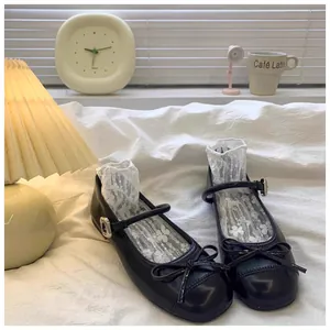 Detail van zwarte lakleren Mary Jane schoenen voor meisjes met een elegant strikdetail