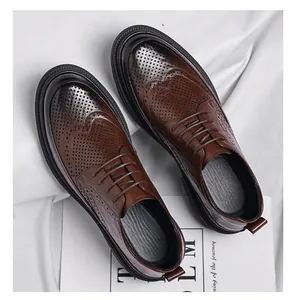 Detailansicht der braunen Brogue-Schuhe für Herren mit atmungsaktiver Perforation.