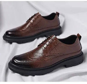 Detailansicht brauner Brogue-Derbyschuhe aus Leder mit feinen Lochmustern und schwarzer Sohle