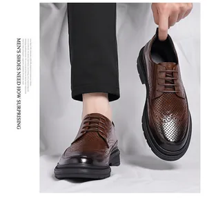 Detailansicht der atmungsaktiven braunen Brogue-Derby-Schuhe für Herren aus Leder