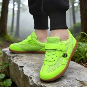 Baskets de style entraîneur allemand vert néon pour enfants avec semelle souple