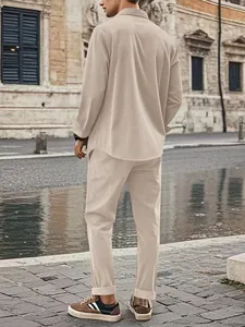 Completo da uomo in velluto a coste beige con camicia a maniche lunghe e pantaloni