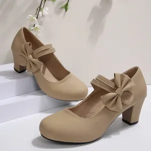 Vista detallada de zapatos Mary Jane beige con lazo elegante y tacón de bloque estable