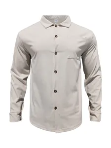 Vista frontale di una camicia in velluto a coste beige con maniche lunghe e bottoni scuri.