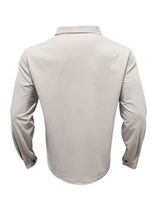 Vista posteriore dettagliata di una camicia casual in velluto a coste beige uomo