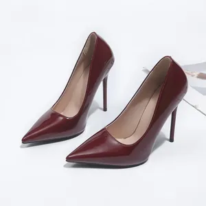 Escarpins élégants en cuir verni bordeaux avec bout pointu et talon aiguille haut