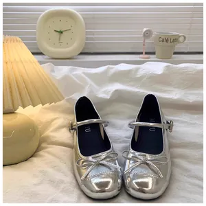 Detailweergave van zilveren Mary Jane-schoenen voor meisjes met een strik en bandje