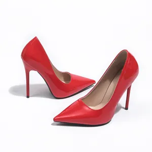 Escarpins stiletto élégants en cuir verni rouge avec bout pointu sur un fond blanc.