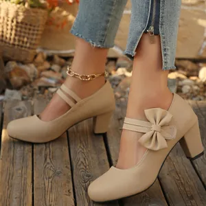 Elegantes zapatos beige de tacón grueso con detalle de lazo y correas dobles Mary Jane