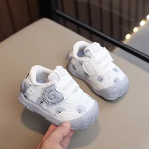 Zapatos de paseo transpirables para bebés con suela blanda y diseño de oso, primavera de 2026