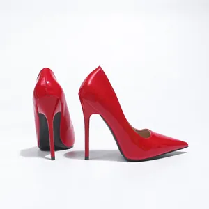 Escarpins stilettos en cuir verni rouge sophistiqués avec un design à bout pointu