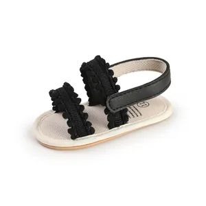 Detailansicht der Baby-Lauflernsandale mit schwarzen, strukturierten Riemen und Sohle.