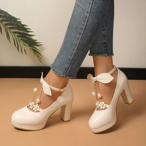 Talons hauts plateforme crème avec talon bloc, lanières à fleurs et breloques nœud perle