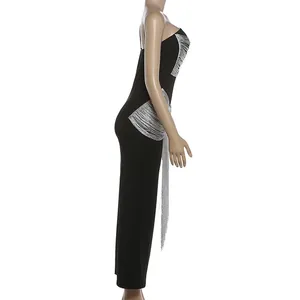 Πλάγια όψη κομψού μαύρου bodycon φορέματος με κομψές ασημένιες λεπτομέρειες από κρόσσια