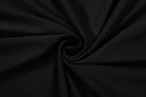 Κοντινή λήψη μακροεντολής υφής μαύρου υφάσματος φορέματος υψηλής ποιότητας με πτυχές