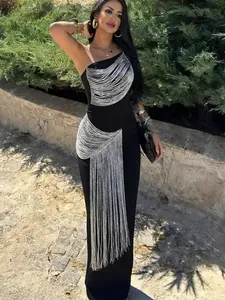 Κομψό μαύρο στενό φόρεμα με έναν ώμο και ασημένια κρόσσια που λαμπυρίζουν