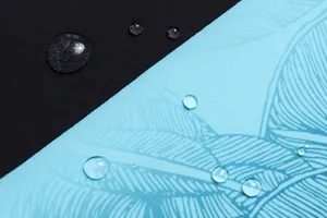 Gros plan détaillé du tissu imperméable haute performance du short de bain à motif tropical