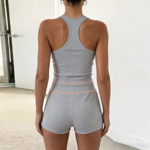 Vista posteriore di completo canotta racerback a coste grigia e pantaloncini a vita alta