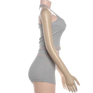 Profilo laterale del set canotta grigia a coste e pantaloncini a vita alta per donne moderne.