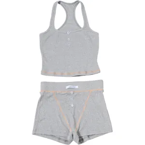 Dettaglio del set coordinato grigio brillante con canotta e pantaloncini a vita alta per donna