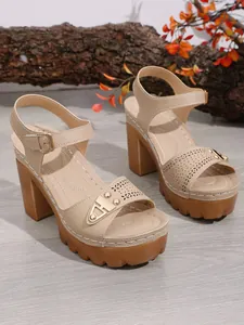Nahaufnahme der beige Plateausandalen mit Blockabsatz und Laserschnitt-Design