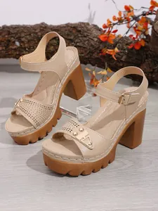 Detailansicht beige Plateausandalen mit Blockabsatz und Cut-outs