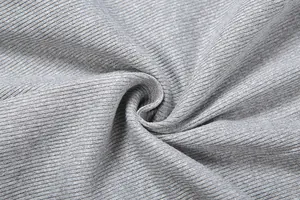 Dettaglio macro del tessuto elasticizzato a coste grigie di alta qualità e trama
