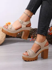 Detailansicht beige Plateau-Sandalen mit Blockabsatz und Knöchelriemen