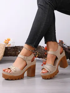 Elegante beigefarbene Plateau-Sandalen mit Blockabsatz an einem Modell für den Sommer