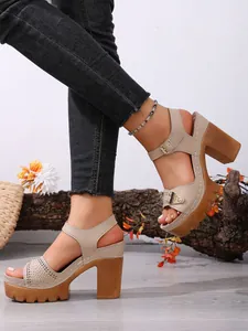 Stilvolle beige Plateausandalen mit Blockabsatz, Lasercut-Muster und verstellbarem Riemchen