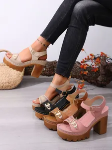 Detaillierte Seitenansicht stylischer Plateausandalen für Damen in verschiedenen Farben