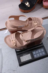 Leichte sommerliche Damen-Plateau-Sandalen mit Blockabsatz, Gewicht ca. 373 g pro Schuh.