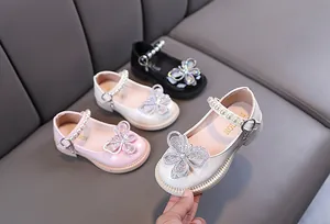 Zapatos elegantes de princesa para niñas con mariposa de diamantes y correas de perlas
