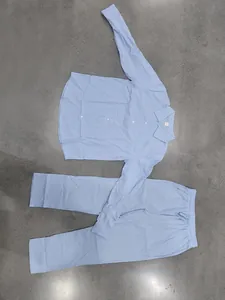 Vista detallada del conjunto de camisa de manga larga y pantalón azul claro para hombre
