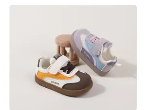 Detailansicht der atmungsaktiven Mesh-Lauflernschuhe mit Klettverschluss und Retro-Design