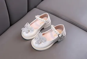Elegantes zapatos de princesa blancos para niñas con mariposa de diamantes y perlas.