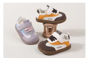 Detailansicht der atmungsaktiven Retro-Lauflernschuhe für Kinder mit Klettverschluss