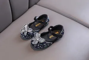 Vue détaillée de chaussures de princesse en strass noirs avec nœud papillon étincelant