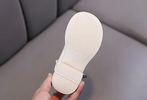 Detalle de la suela antideslizante para zapatos blancos de princesa para niñas