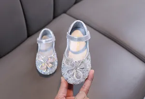 Gros plan de chaussures plates de princesse pour fille avec des strass brillants