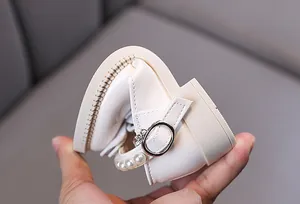 Zapato de princesa flexible blanco para niña con perlas y hebilla de diamantes