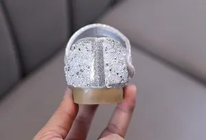 Détail des strass argentés étincelants sur des chaussures de princesse pour filles
