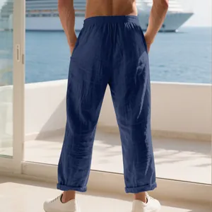 Vue arrière du pantalon en lin bleu marine ample pour homme sur un balcon de croisière