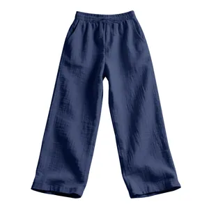 Détail montrant le tissu texturé et la taille à cordon du pantalon décontracté bleu marine