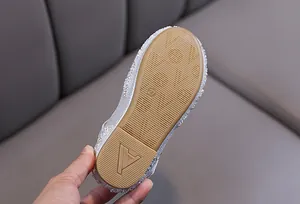Gros plan sur la semelle antidérapante des chaussures de princesse à strass pour fille.