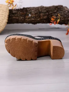 Unteransicht der Sandale mit Blockabsatz, rutschfester Sohle und Größenmarkierung 37