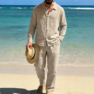 Detalle de conjunto beige de lino para hombre con camisa y pantalón para la playa