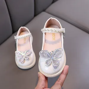 Elegantes zapatos de princesa blancos para niñas con mariposa de diamantes y perlas