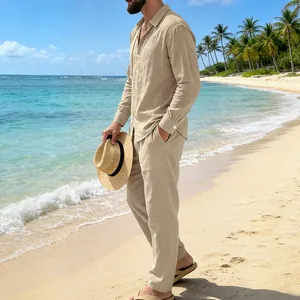 Foto de estilo de vida de un conjunto de vacaciones de lino caqui para hombre en playa