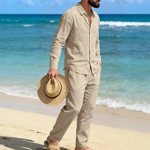 Conjunto de camisa y pantalón de lino caqui para hombre en una soleada playa tropical